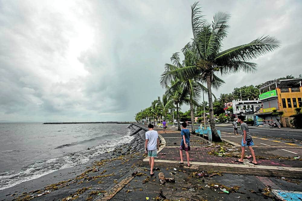 HUNKERING DOWN_Before Super typhoon ‘Pepito’ struck the Bicol region, coastal barangays in Legazpi City, Albay province, experienced an early storm surge. The photos, taken on Saturday, November 16, 2024 in Barangay Puro, Legazpi City, Albay province. MARK ALVIC ESPLANA / INQUIRER.