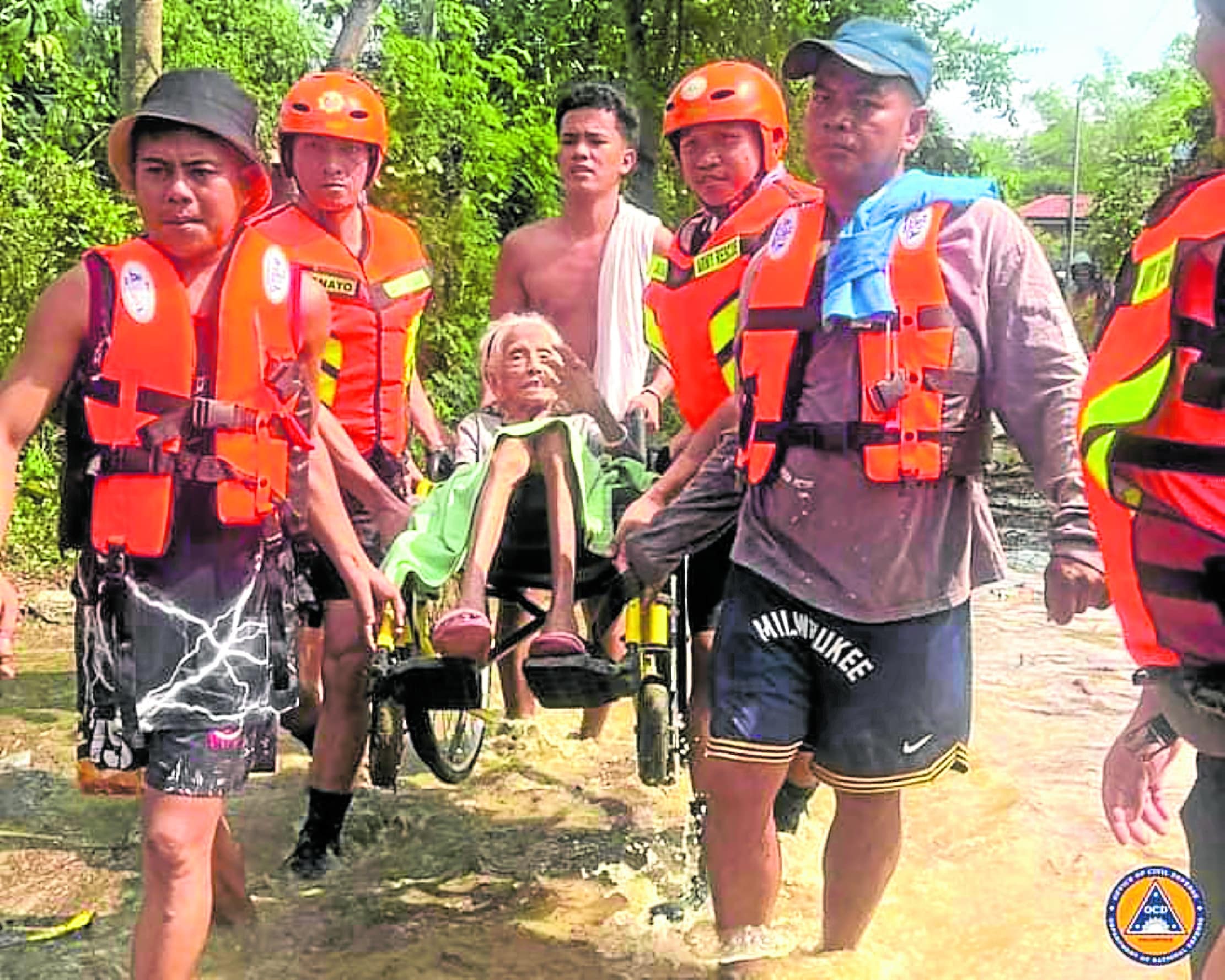 PRIORITY The threat of massive flooding due to Supertyphoon “Ofel” (international name: Usagi) prompts a preemptive evacuation in Solana town, Cagayan. Respondershave started assisting residents, especially the elderly, in this photo taken on Thursday. 