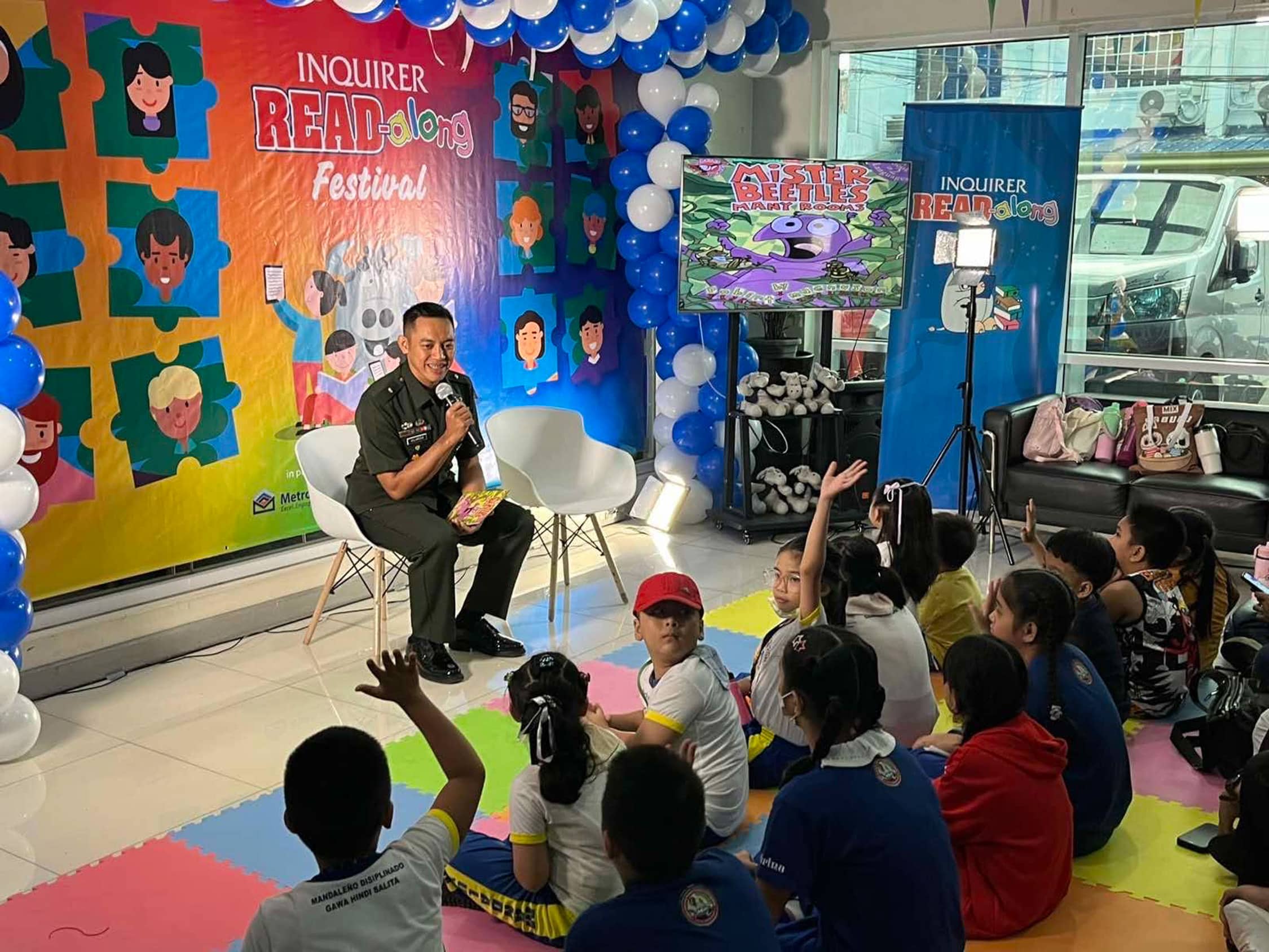 COMMANDING ATTENTION Army Maj. Ron JR Villarosa,one of this year’s Metrobank Foundation Outstanding Filipino awardees, is also one of the storytellers who took part in the Nov. 12 Read-Along held at the Inquirer office in Makati City.