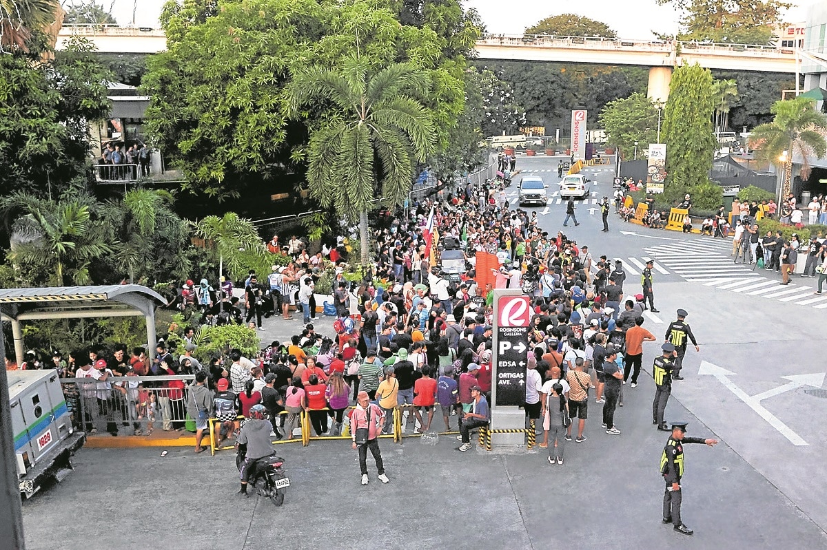 STEADY PRESENCE The gathering of Duterte supporters outside Edsa Shrine as of 5 p.m. onThursday. The first groups come in trickles on Monday.  house probe duterte