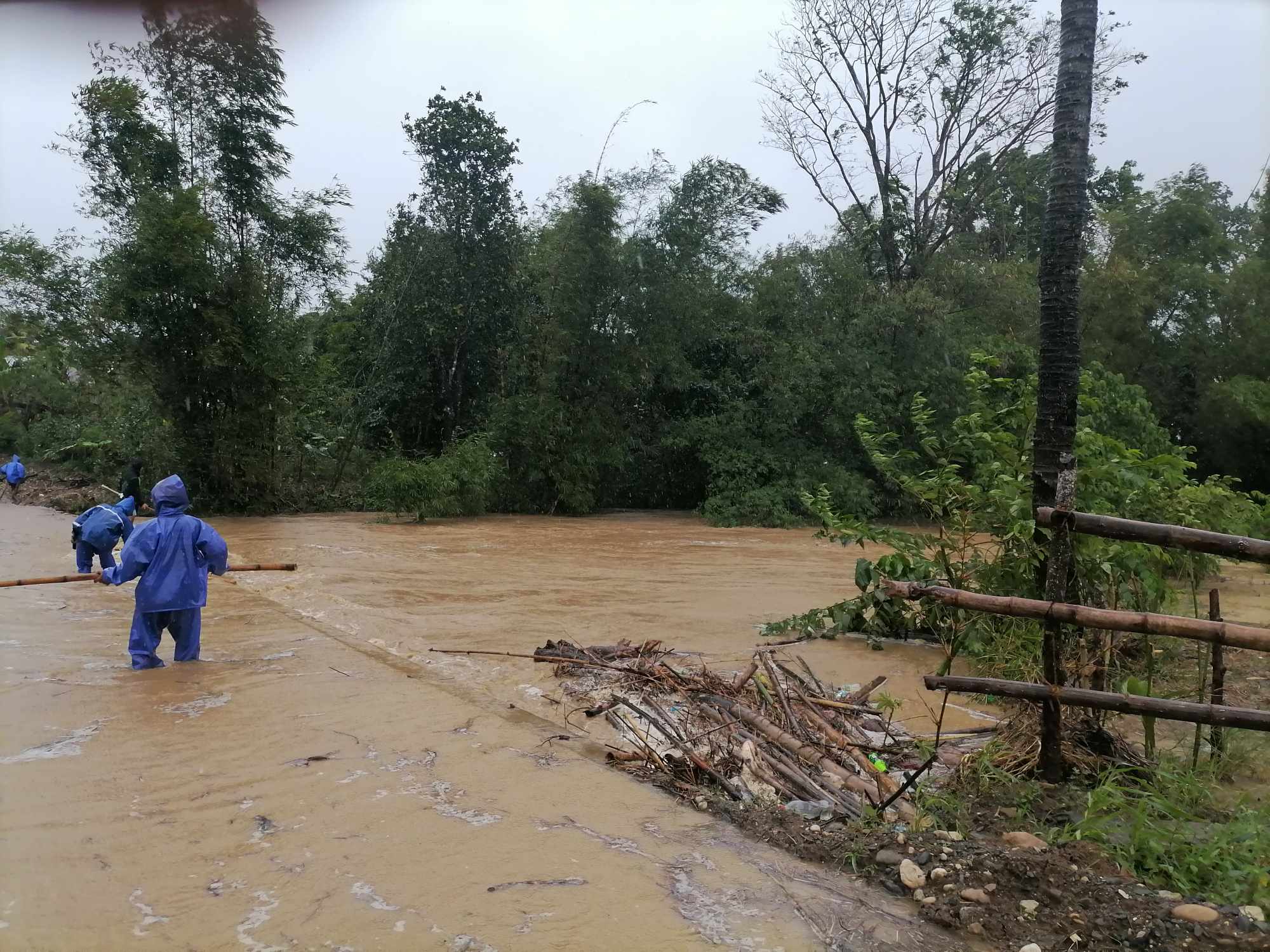 WATER RISING Floodwater tops C. Versoza Bridge at Barangay Agaman in Baggao, Cagayan, on Thursday as Typhoon “Marce” (international name: Yinxing) dumps heavy rains in the province.Authorities urge residents and motorists in Cagayan Valley to exercise caution due hazardous road conditions as the typhoon batters the region. 