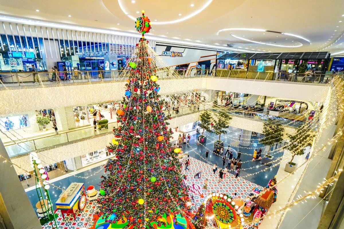 PNP cautions malls vs guards in Christmas costumes