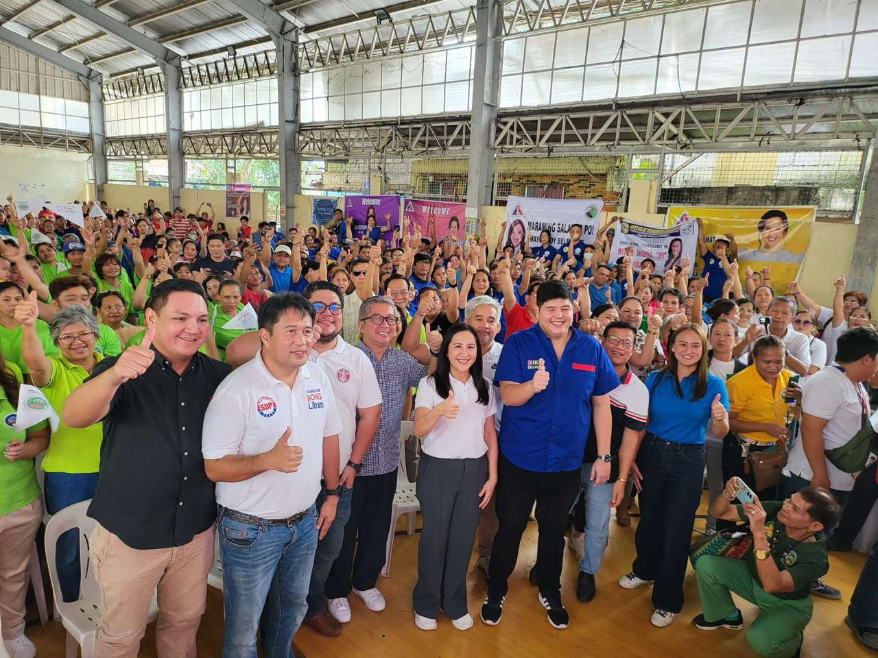 Mayor Joy Belmonte with the 1,650 beneficiaries of the lands during the signing of agreements.