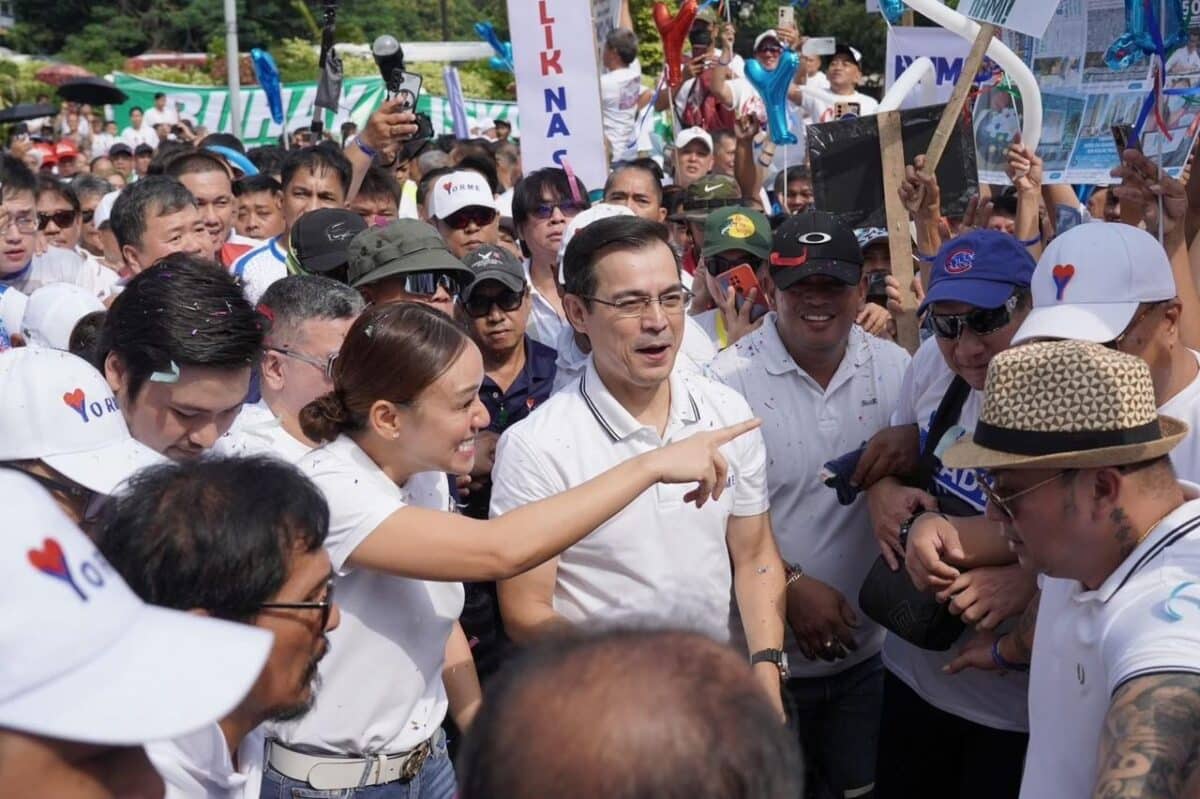 Isko Moreno walks through crowd in Manila