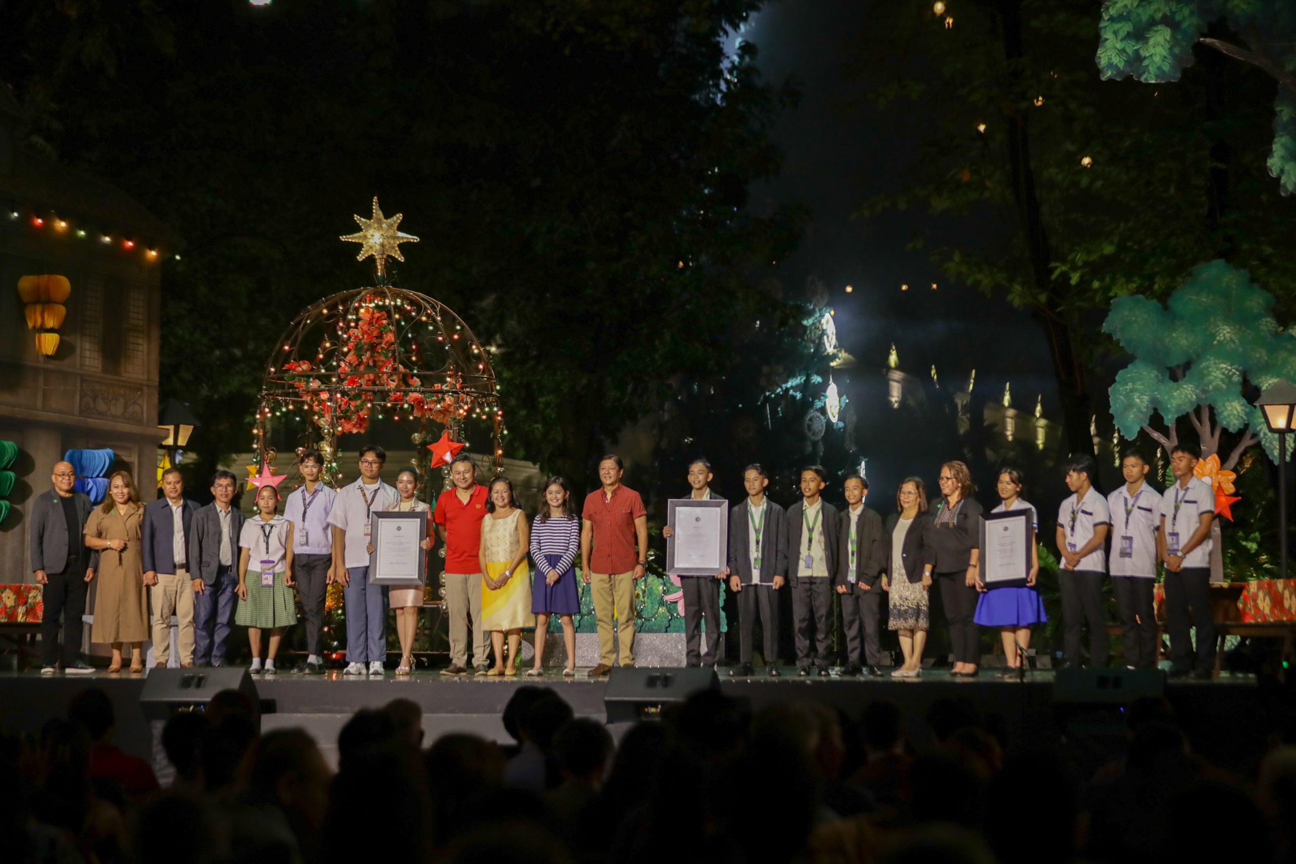 President Ferdinand Marcos Jr. and Education Secretary Sonny Angara award students from three of the country’s public high schools for bagging the top prizes in the third National Parol-Making Competition in a ceremony at Malacañang on Sunday, Dec. 1 (Photo from the Department of Education)