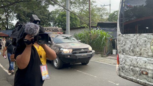  The convoy transporting Mary Jane Veloso arrives at the CIW at around 7:06 a.m. INQUIRER.net/Faith Argosino 