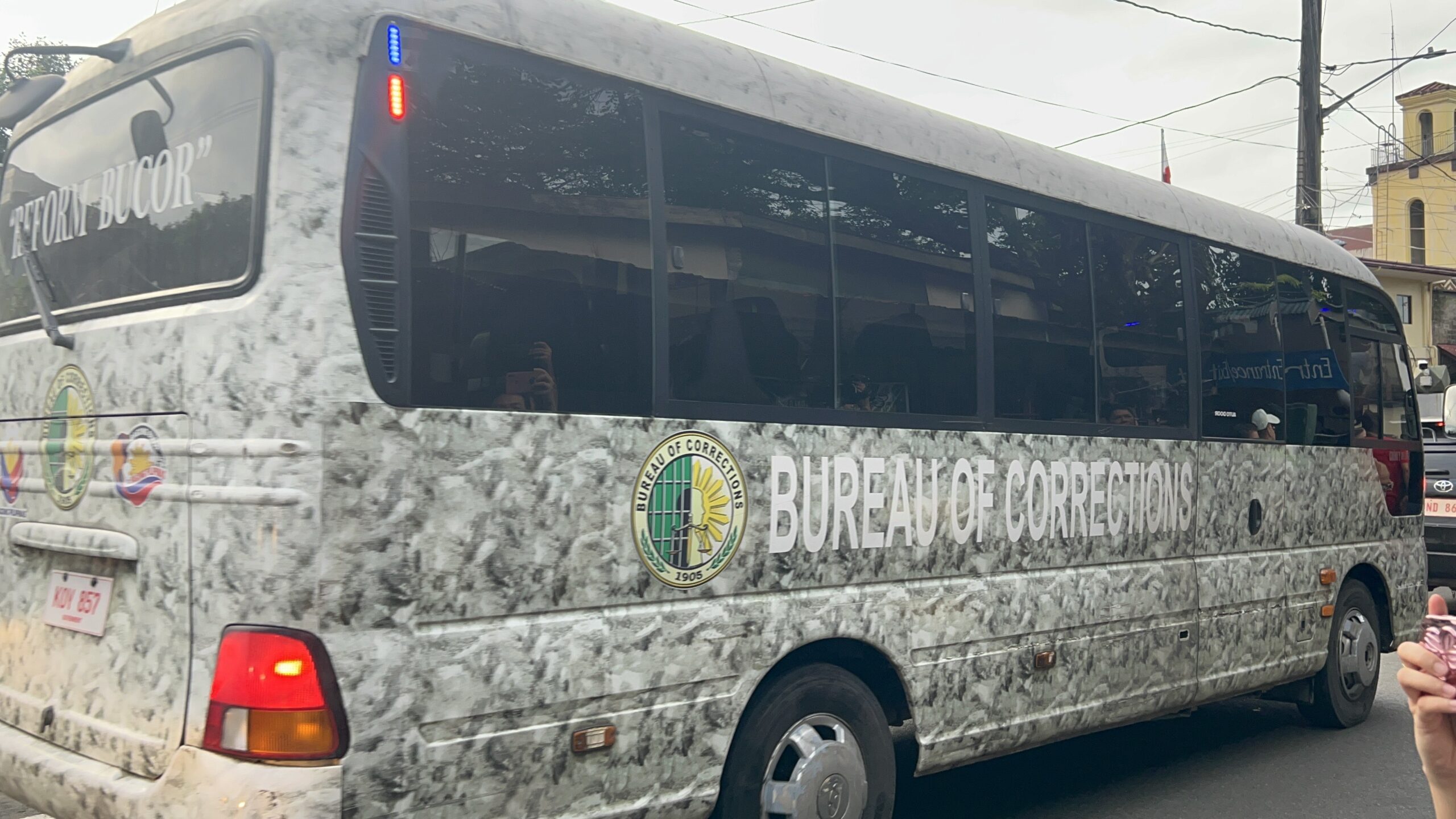  The convoy transporting Mary Jane Veloso arrives at the CIW at around 7:06 a.m. INQUIRER.net/Faith Argosino 