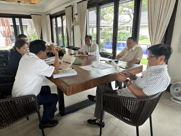 Pres. Ferdinand Marcos Jr. and Executive Secretary Lucas Bersamin confer with cabinet officials whose agencies are part of the economic cluster that is tackling the P6.3 trillion national budget for 2025. (Photo from PRESIDENTIAL COMMUNICATIONS OFFICE)