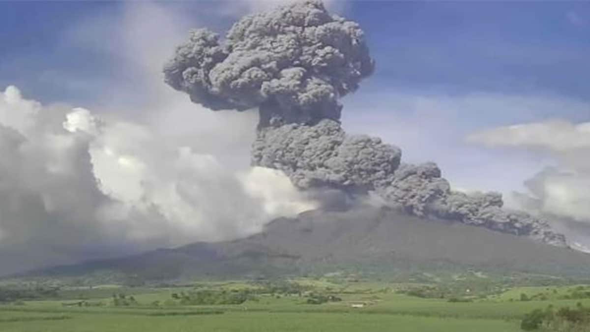 GRAY SKIES Volcanic plumes—a mixture of hot volcanic particles, water vapor and other gases—are released into the atmosphere during the eruption of Mt. Kanlaon on Negros Island at 3:03 p.m. on Monday, Dec. 9. —SCREENGRAB FROM PHILIPPINE INSTITUTE OF VOLCANOLOGY AND SEISMOLOGY VIDEO