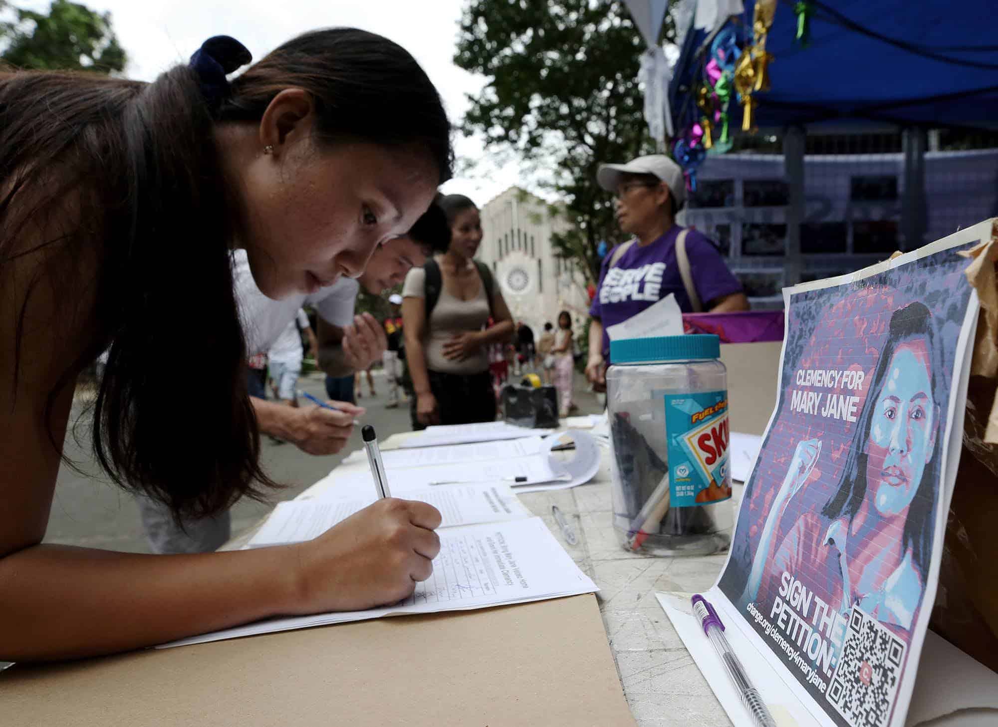 FREEDOMFORMARY JANE People visiting the National ShrineofOurMother of Perpetual Health in Baclaran, Parañaque City, sign a petition seeking clemency for Mary Jane Veloso,whose death sentence for her drug trafficking conviction was commuted by the Indonesian government.