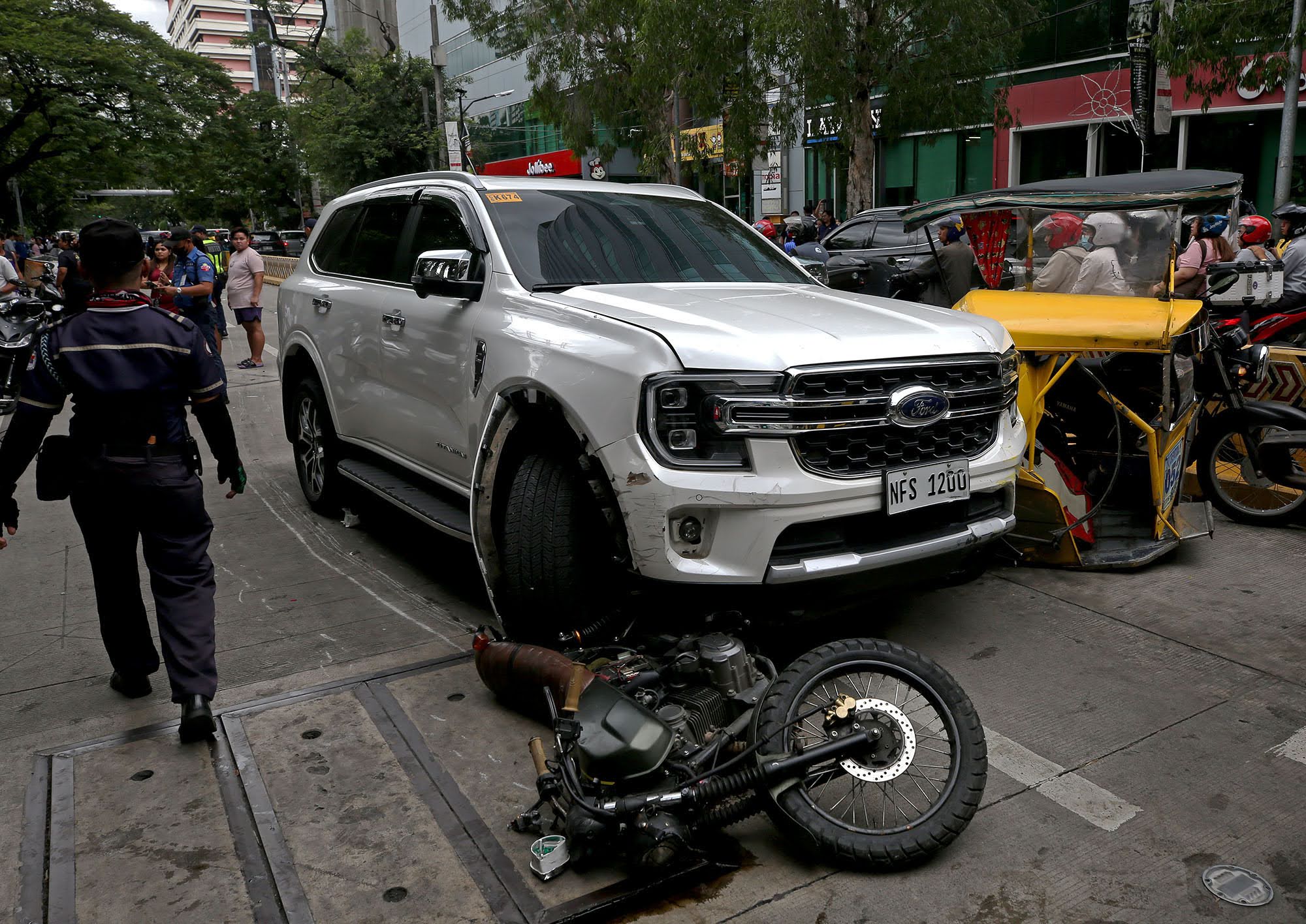 SMASHUP A sport utility vehicle remains in the middle of United Nations Avenue in Manila after it hit at least seven vehicles on Dec. 9. 