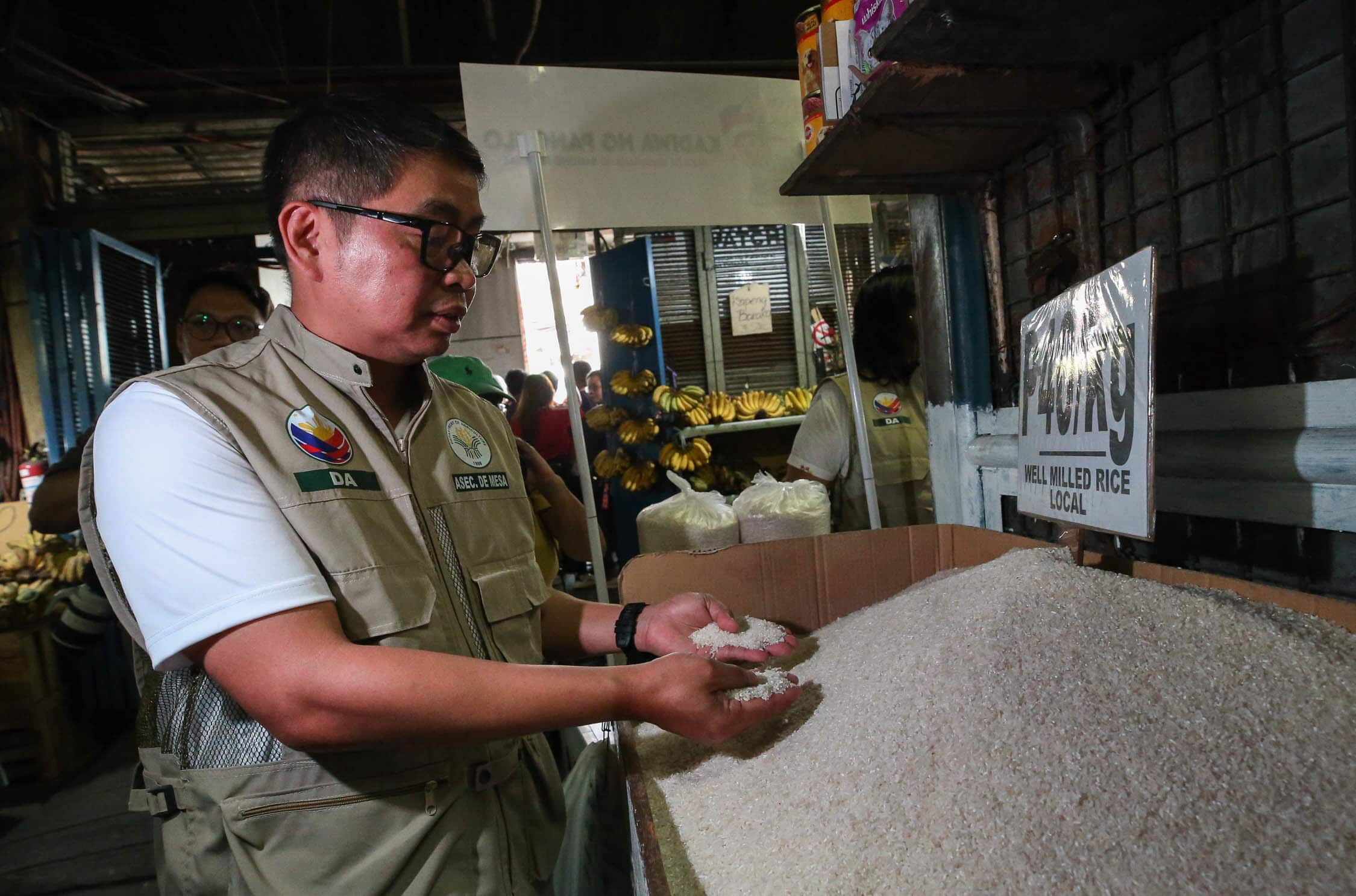 griculture Assistant SecretaryArnel de Mesa inspects the rice being sold at P40 per kilogram at the Kamuning Public Market in Quezon City, in a photo taken on Dec. 5.