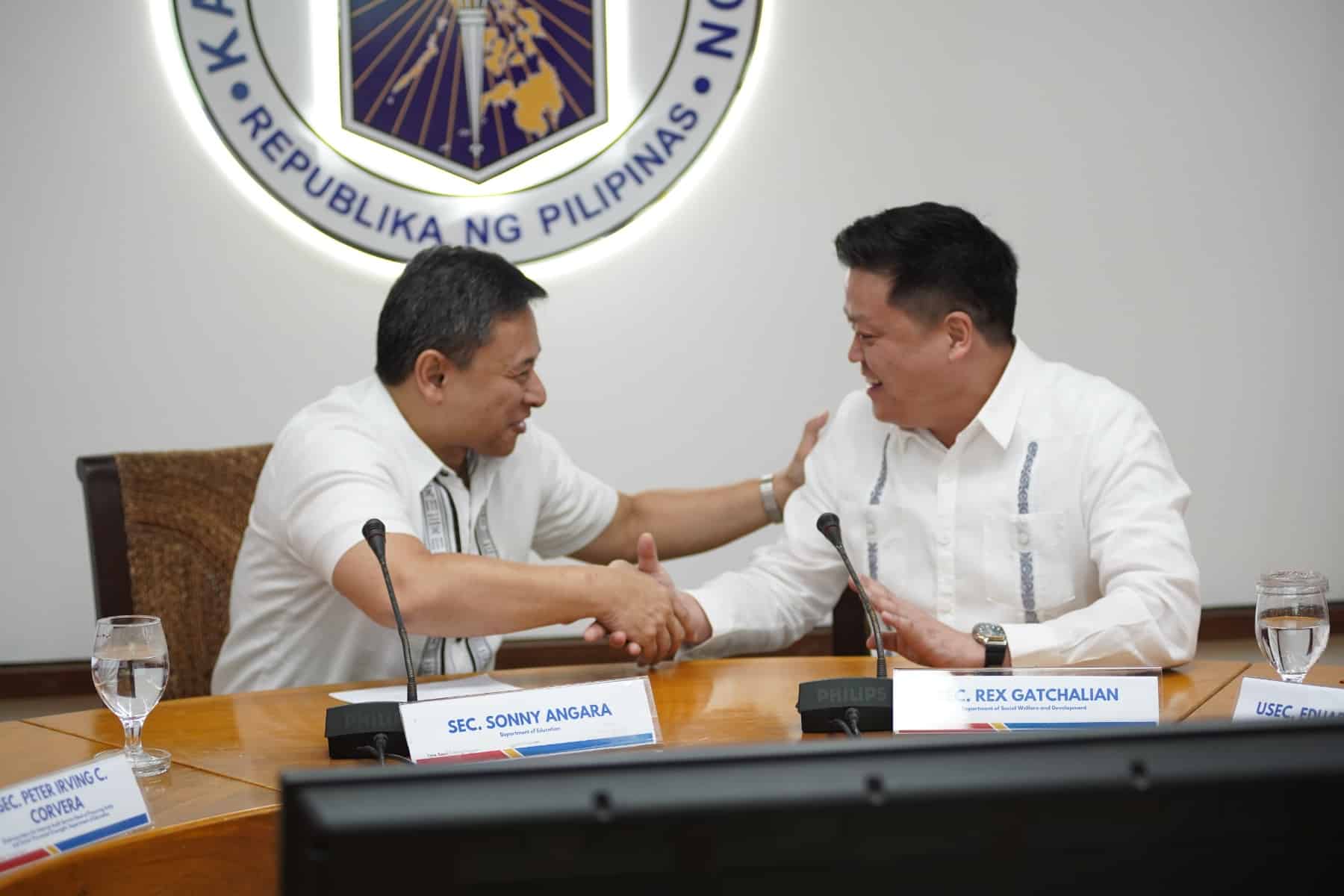 Department of Education (DepEd) Secretary Sonny Angara and Department of Social Welfare and Development (DSWD) Secretary Rex Gatchalian sign a memorandum of agreement for the “Tara, Basa!” (Let’s Read!) tutoring program at the DepEd Central Office in Pasig City on Friday, Dec. 20, 2024. (Photo from the Department of Education)