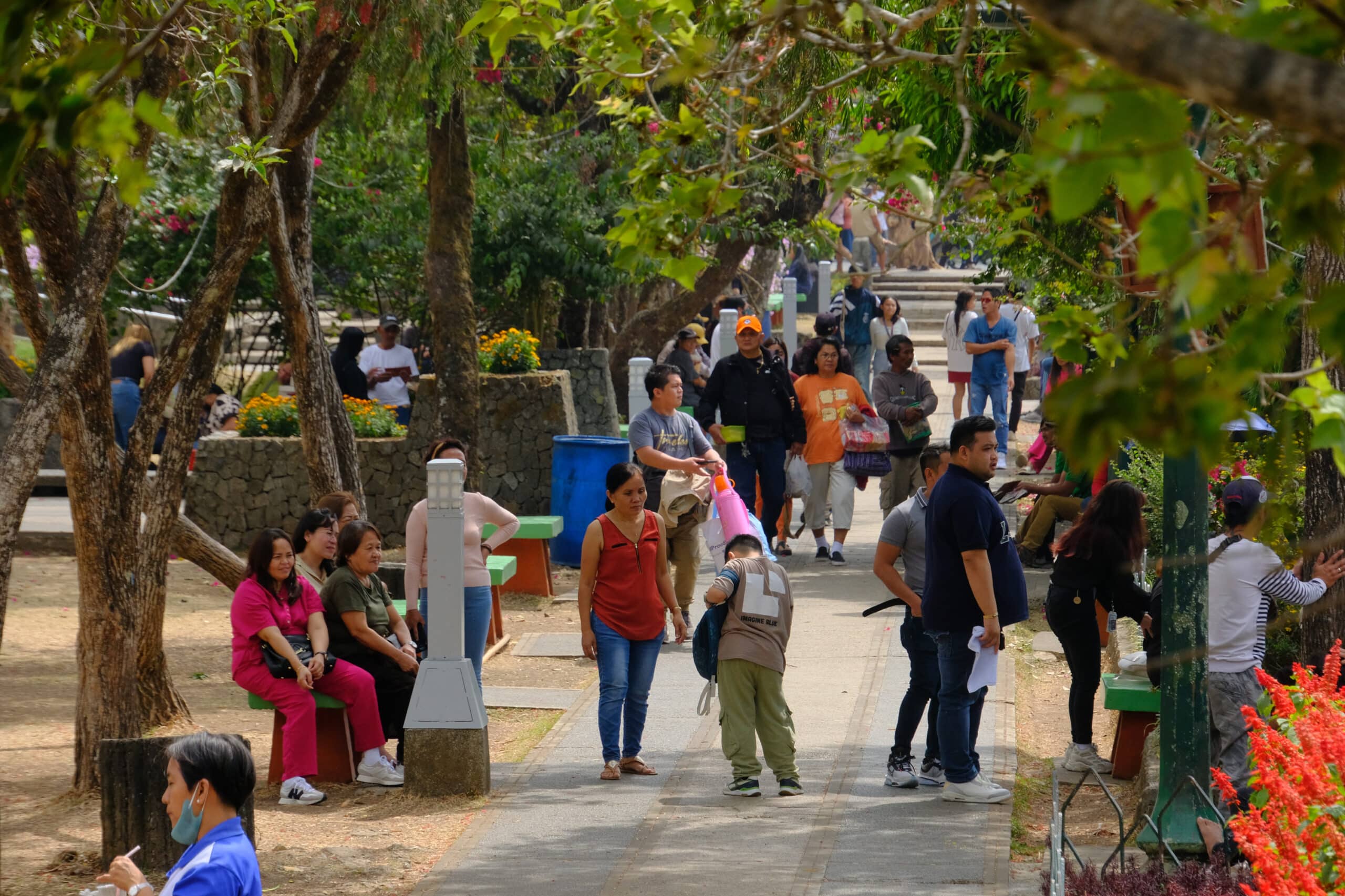 TOURIST TRAFFIC BurnhamPark is among the top tourist attractionsin Baguio City. Tourismhas been driving the summer capital’s economy, resulting in related businesses that benefit even other provinces in the Cordillera.