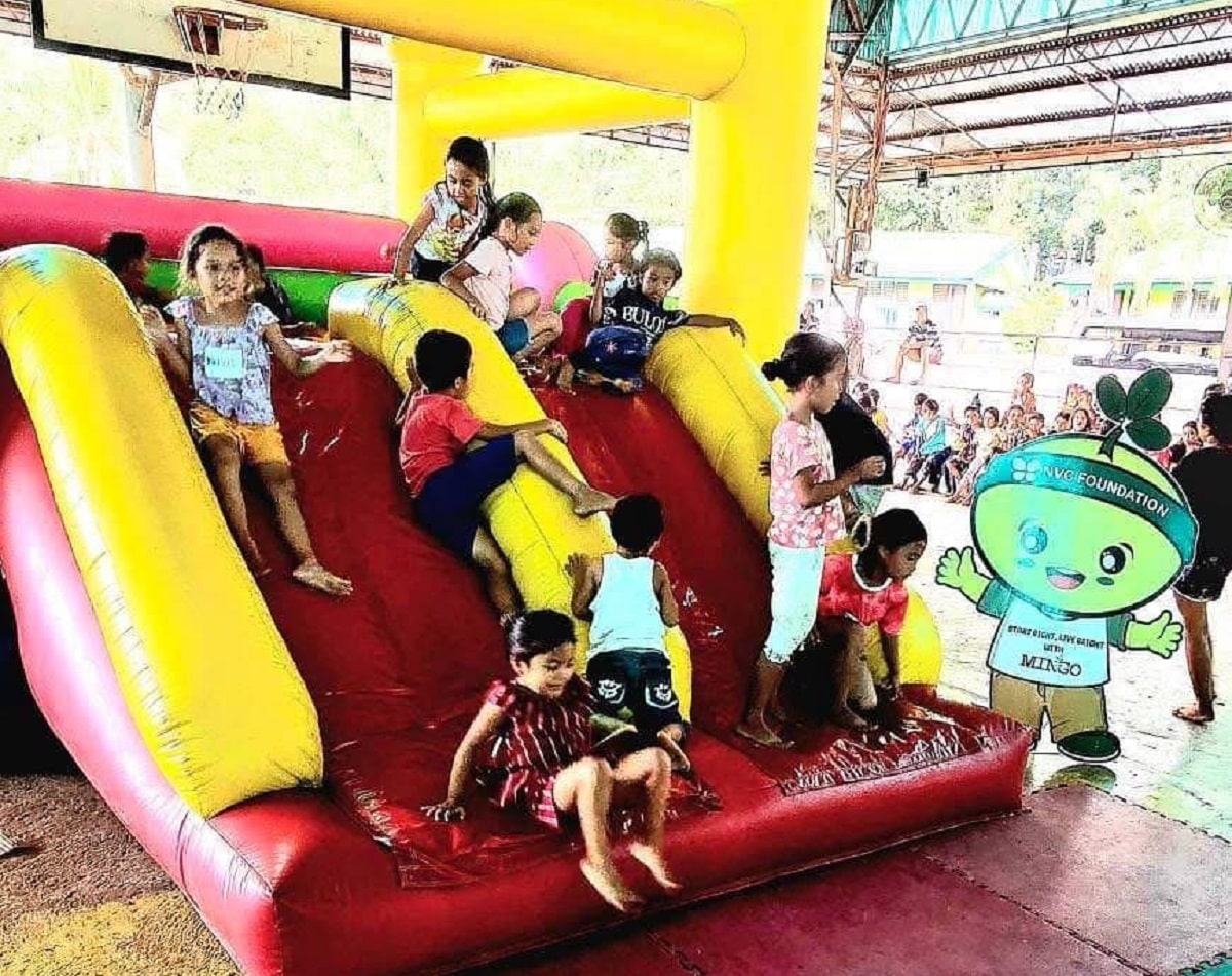 FUN-FILLED DAY Children of evacuees displaced by the Dec. 9 eruption of Mt. Kanlaon and sheltered at the national high school in La Castellana, Negros Occidental, enjoy a day full of fun, playand food during a Christmas Day party sponsored by the Negrense Volunteers for Change Foundation.