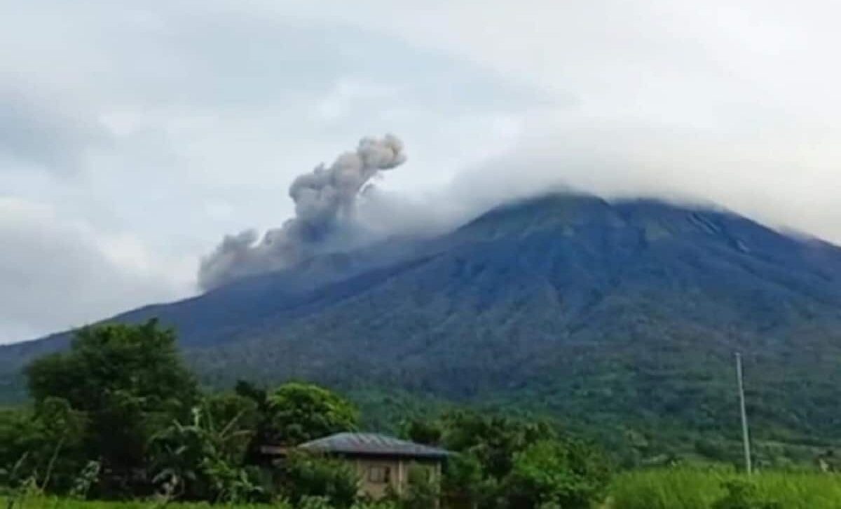 ASH EMISSION Mt. Kanlaon, which remains under alert level 3, continues to emit ash as seen from La Castellana town, Negros Occidental, on Dec. 28.