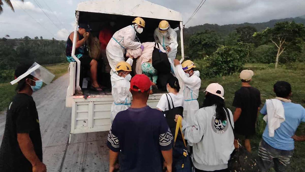 ON TO SAFETY Villagers in Bago City, Negros Occidental, who live near Mt. Kanlaon are evacuated following the volcano’s eruption on Monday. —BAGO CITY DISASTER RISK REDUCTION AND MANAGEMENT OFFICE