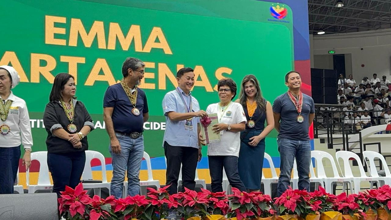  Senator Francis  Tolentino today led the awarding of land titles and certificates of loan emancipation to thousands of agrarian reform beneficiaries from Northern Mindanao in ceremonies held at the Bukidnon Sports Complex in Malaybalay City. Tolentino said that the distribution of certificates symbolizes the government’s commitment to achieve agrarian justice and agriculture development.