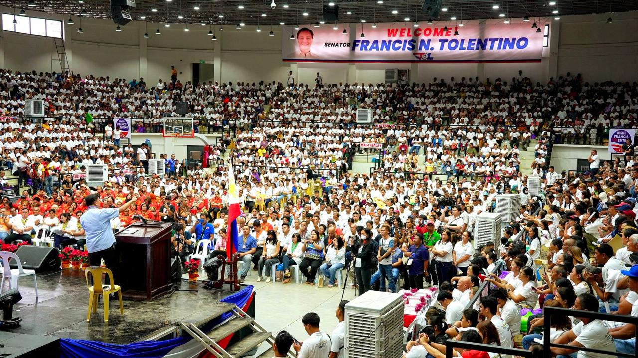  Senator Francis  Tolentino today led the awarding of land titles and certificates of loan emancipation to thousands of agrarian reform beneficiaries from Northern Mindanao in ceremonies held at the Bukidnon Sports Complex in Malaybalay City. Tolentino said that the distribution of certificates symbolizes the government’s commitment to achieve agrarian justice and agriculture development.