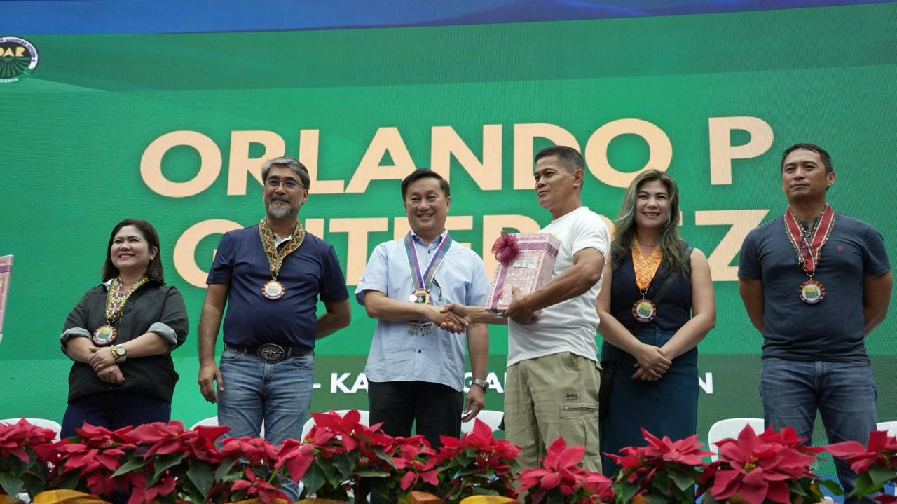  Senator Francis  Tolentino today led the awarding of land titles and certificates of loan emancipation to thousands of agrarian reform beneficiaries from Northern Mindanao in ceremonies held at the Bukidnon Sports Complex in Malaybalay City. Tolentino said that the distribution of certificates symbolizes the government’s commitment to achieve agrarian justice and agriculture development.