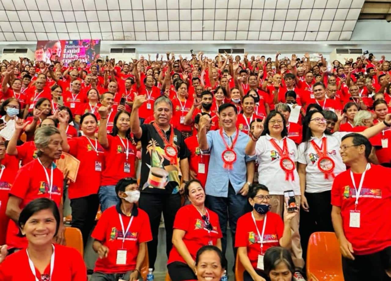 Senate Majority Leader Francis 'TOL' Tolentino graced the distribution to 9,000 farmers in Negros Occidental of loan condonation certificates and land titles on Thursday morning. The senator described the documents as the “best Christmas gift to farmers” this year from President Ferdinand 'Bongbong' Marcos, Jr.