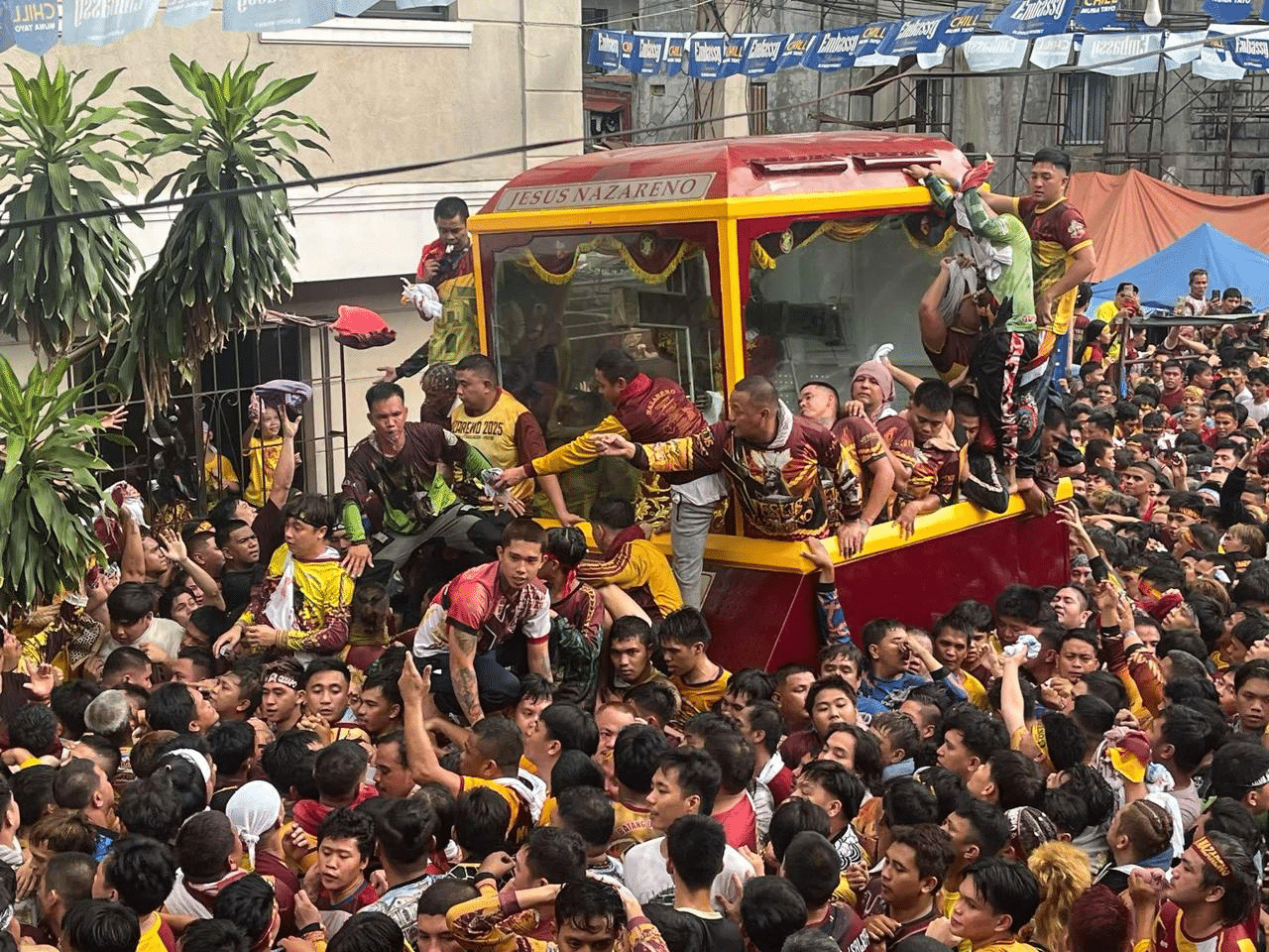 LOOK: Nazareno devotees defy warnings not to climb andas