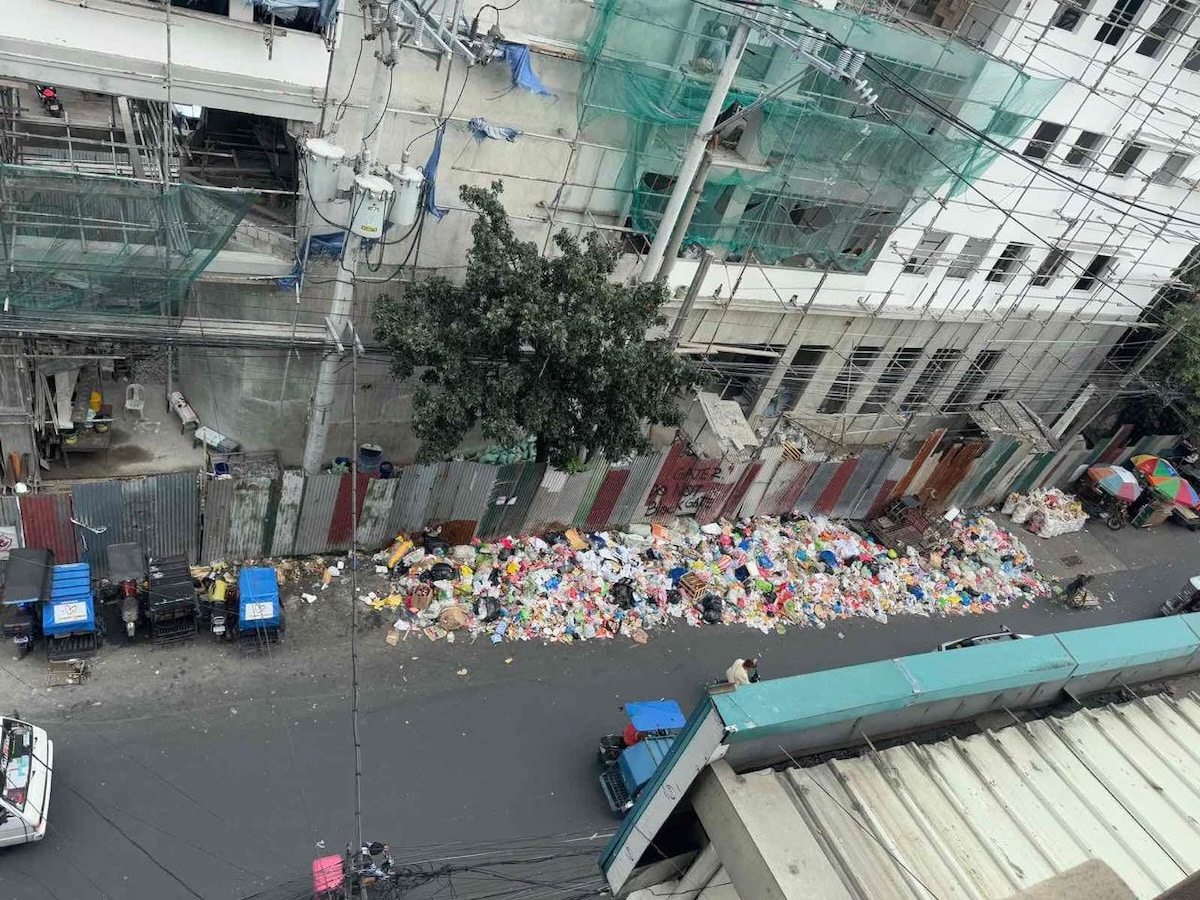 PHOTO: Manila’s uncollected post-holiday garbage FOR STORY: Netizens fume over Manila’s uncollected post-holiday garbage