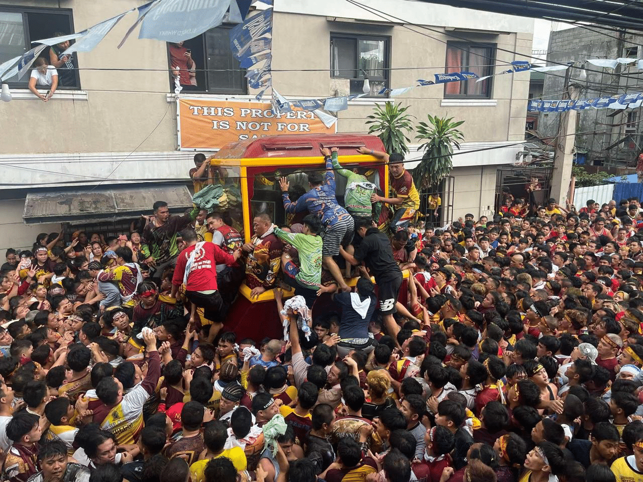 LOOK: Nazareno devotees defy warnings not to climb andas