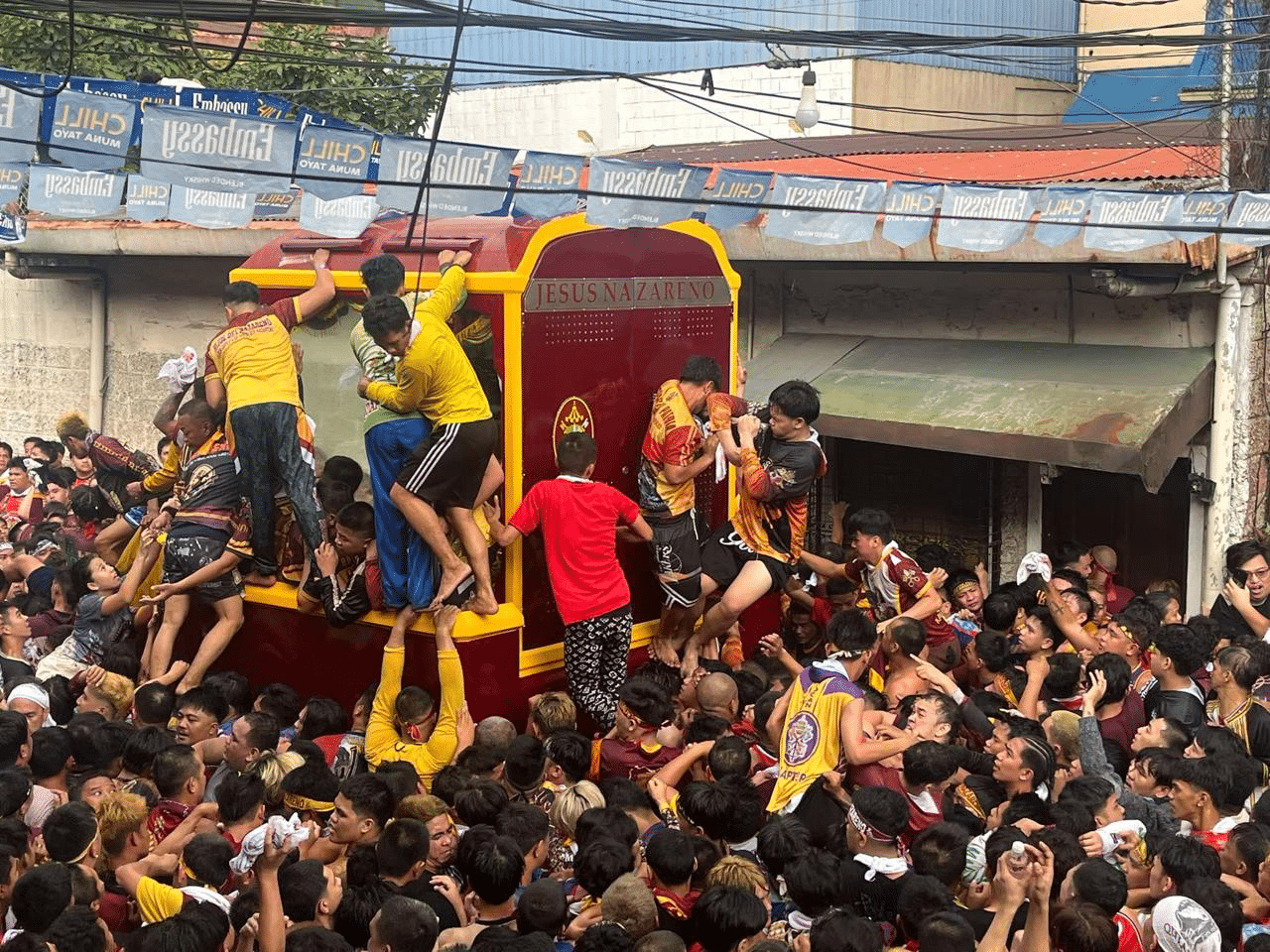 LOOK: Nazareno devotees defy warnings not to climb andas