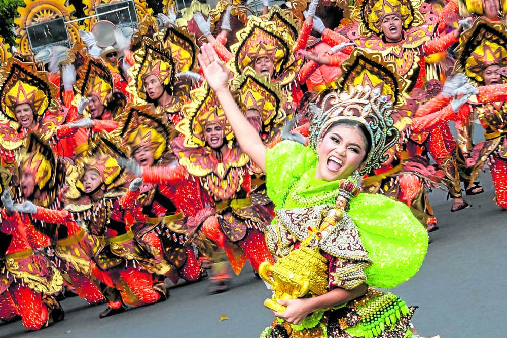 SNEAKPEEK Sinasayaw ng mga mag-aaral ang Sinulog bilang parangal sa Sto. Niño sa ginanap na Sinulog sa Kabataan sa Lalawigan noong Jan. 12, isang linggo bago ang main grand parade at ritual showdown ngayon.