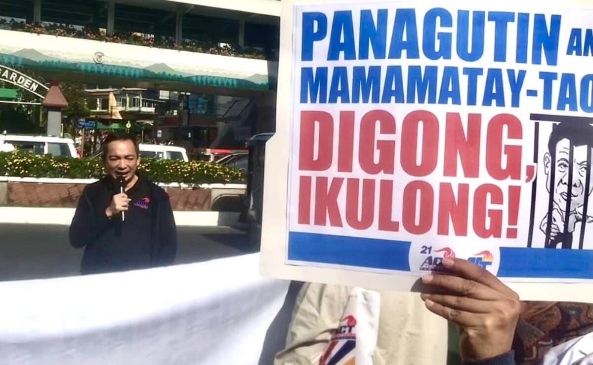 WHO’S ACCOUNTABLE Antonio Tinio, former party list representative of the Alliance of Concerned Teachers, joins call for accountability by the Rodrigo Duterte administration over his brutal drug war and also laments the state of the economy where teachers salary barely copes with inflated food prices during a Jan. 26 rally in Baguio City where the group is conducting this year’s national leadership summit. —VINCENT CABREZA