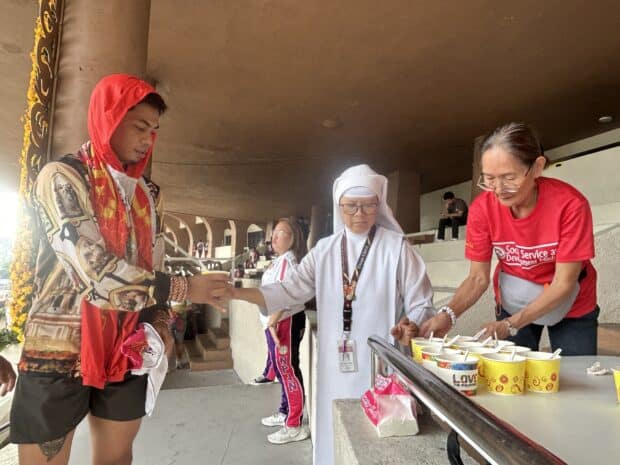 Sr. Mary Rose Reyes gives out champurado to devotees of Jesús Nazareno who participated in “Pahalik” on Jan. 8, 2025. INQUIRER.net/John Eric Mendoza