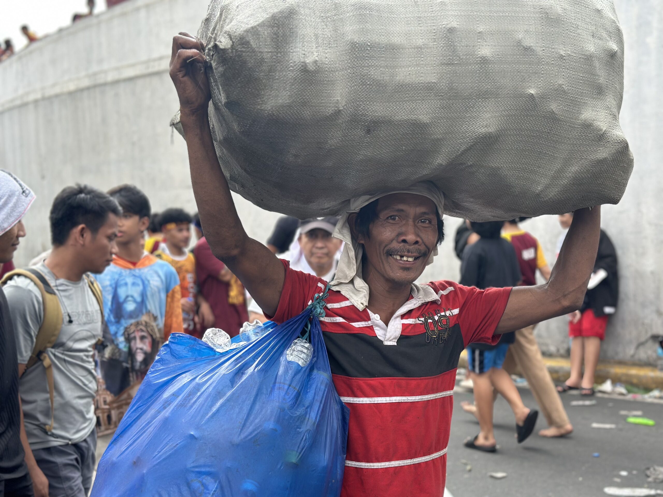 Trash turned into blessing: Scavenger collects P1,000 worth of plastic bottle waste during Traslacion