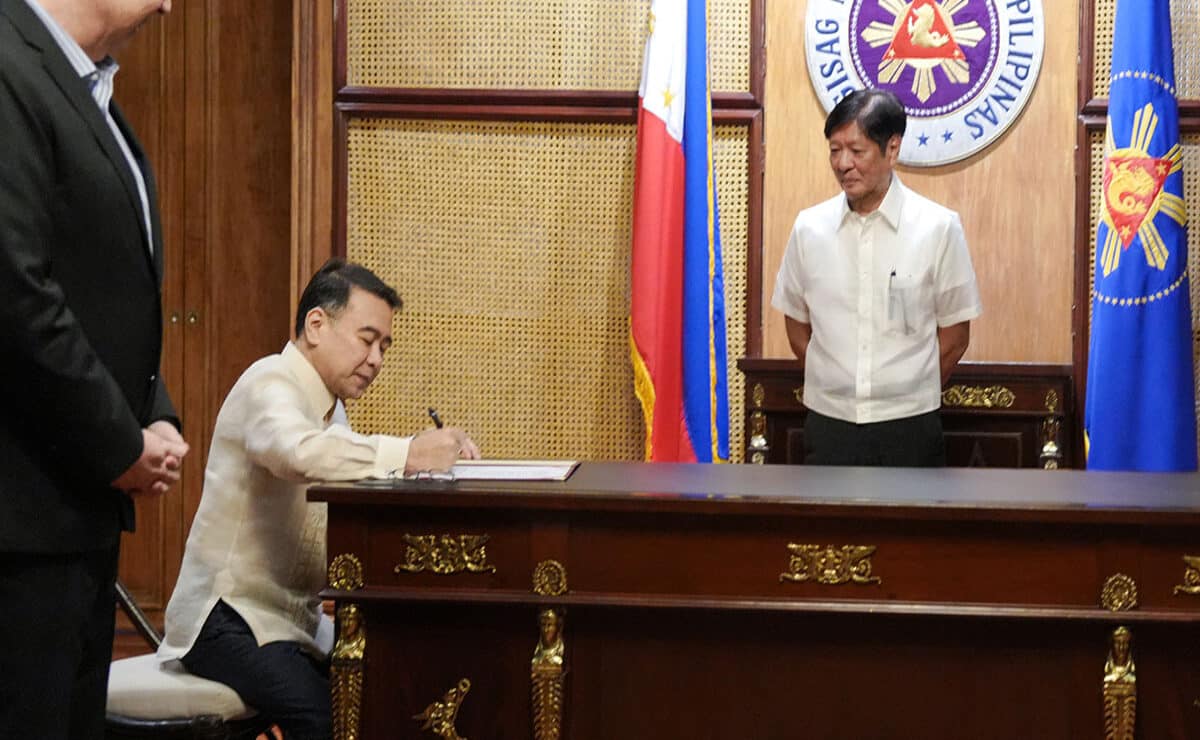 POWER DEAL President Marcos and Finance Secretary Ralph Recto (left) on Monday witness Maharlika Investment Corp. president and CEO Rafael Consing Jr. signthe agreement on the government’s acquisition of a 20-percent stake in the National Grid Corporation of the Philippines. —PRESIDENTIAL COMMUNICATIONS OFFICE PHOTO