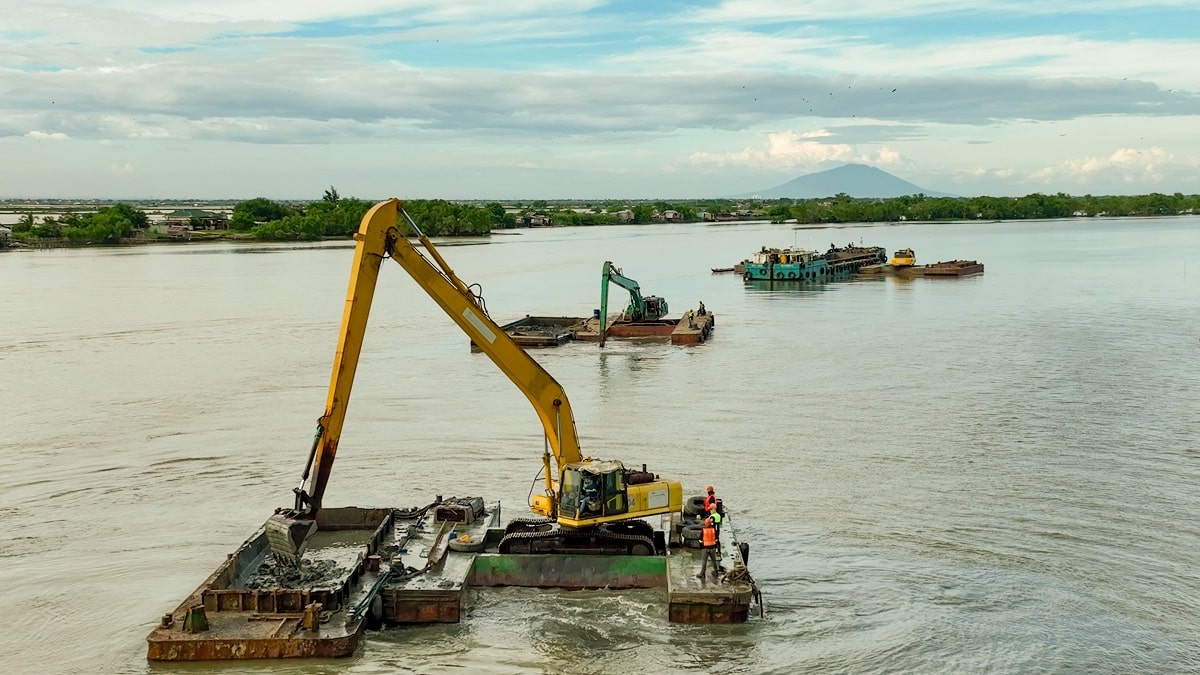 FINDING SOLUTIONS Through its “Better Rivers PH” project, San Miguel Corp. completed the dredging along a 26-kilometer stretch of the mouth of Pampanga River to Manila Bay, a move that isseen to ease the flooding in southwestern Pampanga province.