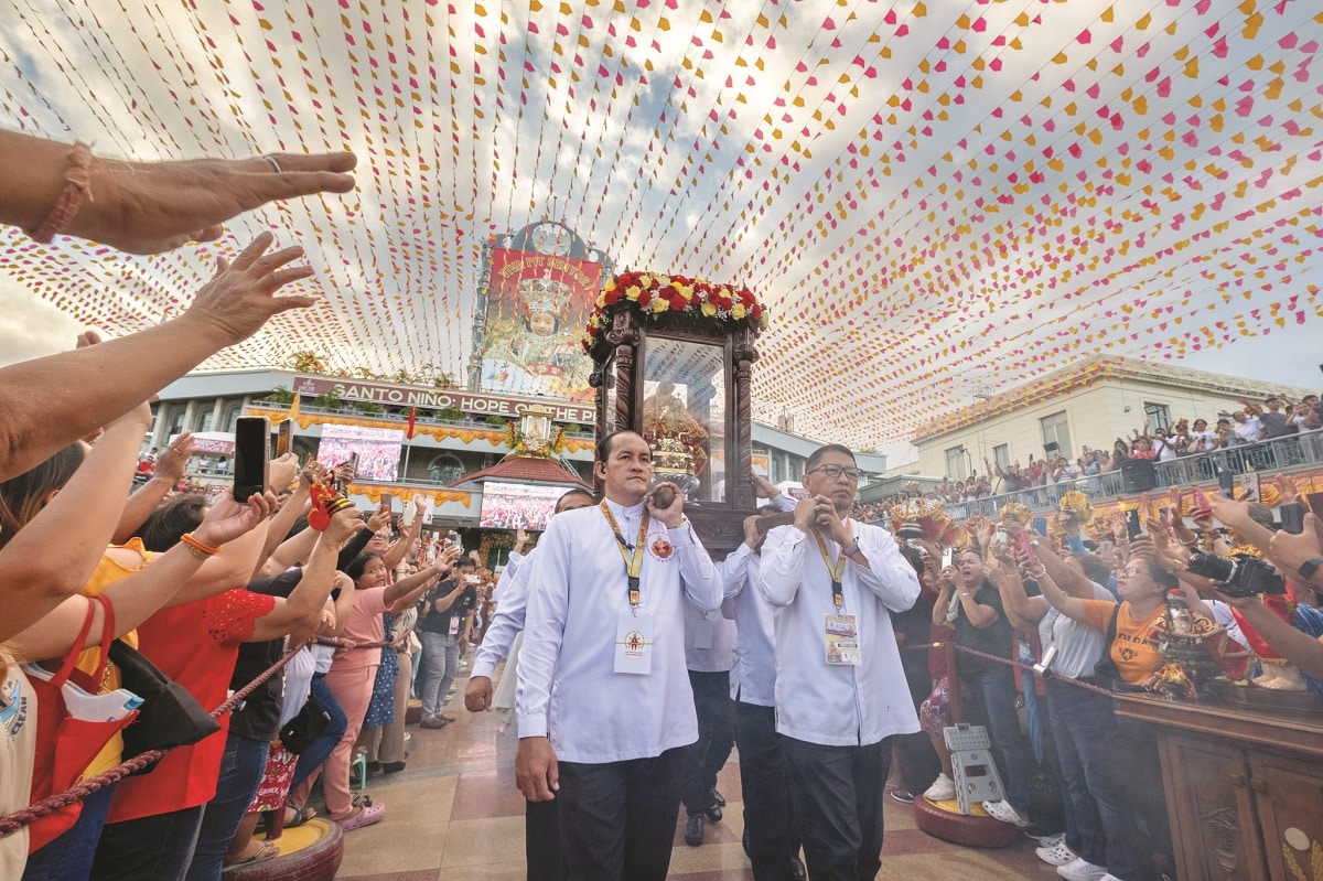 CENTER OF VENERATION Ang mga lay minister noong Enero 17 ay may dalang urn na nababalutan ng salamin na naglalaman ng imahe ng Sto. Niño de Cebu sa Pilgrim Center ng Basilica Minore del Santo Niño sa downtown Cebu City.