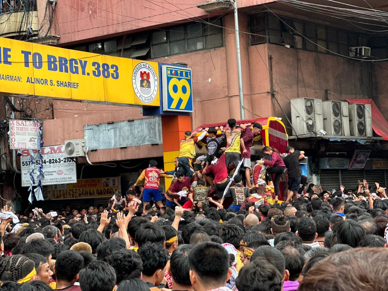 Devotees shout ‘viva, viva’ as Nazareno andas enters Arlegui St.