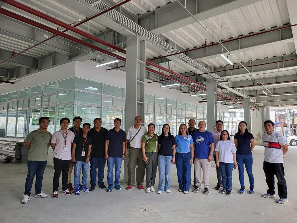 Belmonte with baranggay officials on the new Kamuning public Market