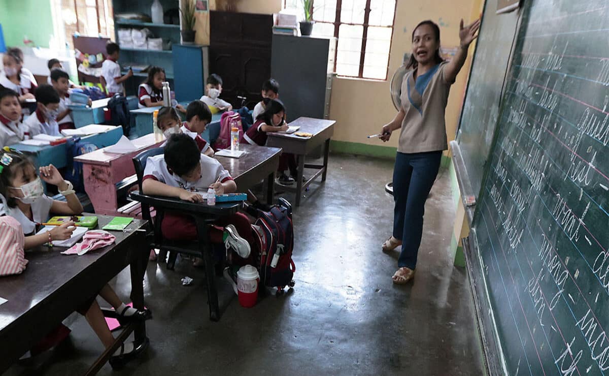 Longwait Ayon sa pinakabagong mga natuklasan ni Edcom2, average ng isang average na 15 taon na na -promote mula sa Guro I hanggang Guro III sa mga pampublikong paaralan ng bansa. Larawan na kinunan sa isang silid -aralan sa San Francisco Elementary School sa Quezon City noong Enero 31, 2023. —Grig C. Montegrande