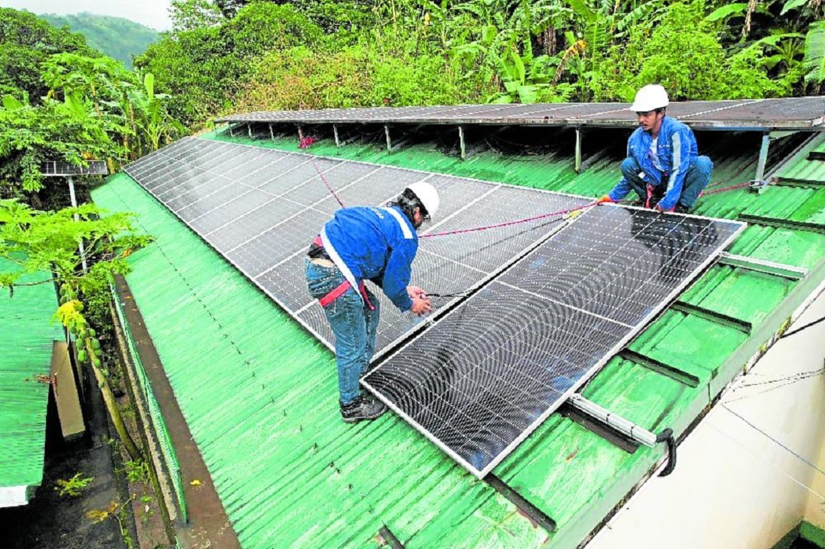 FORGING THE FUTURE The AuroraPH program supports 300 last-mile schools across thecountry by providing internet access and solar energy, while the CarbonPH initiative restores ecosystems and sequesters carbon to build climate-resilient communities.