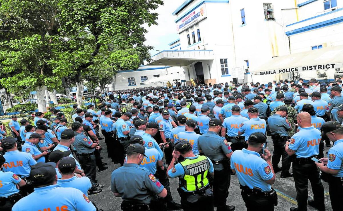 Picture of policement holding formation in the Manila Police District
