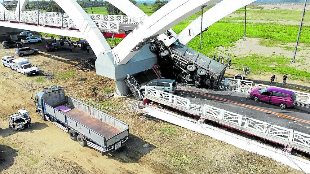 Makabayan bloc lawmakers have filed a resolution seeking a congressional probe into the collapse of the P1.22 billion Sta. Maria-Cabagan bridge in Isabela province. 