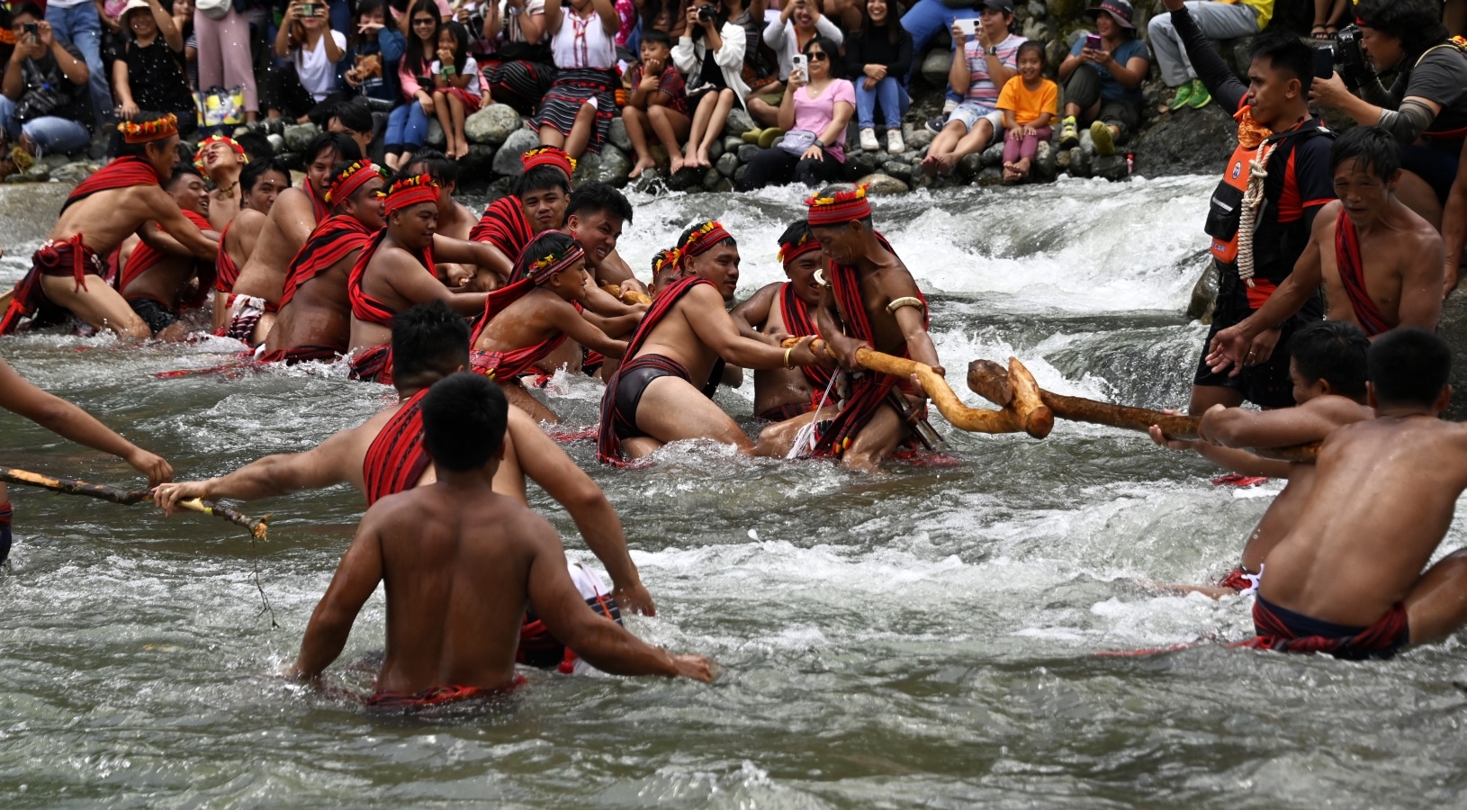 Pagsubok ng lakas sa larawang ito na kinunan noong Agosto 2024, ang mga batang lalaki sa mga pamayanan ng Hungduan, Ifugao, ay lumahok sa 