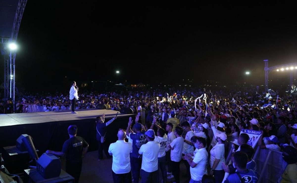 Grace Poe speaks in front of thousands of batangueños