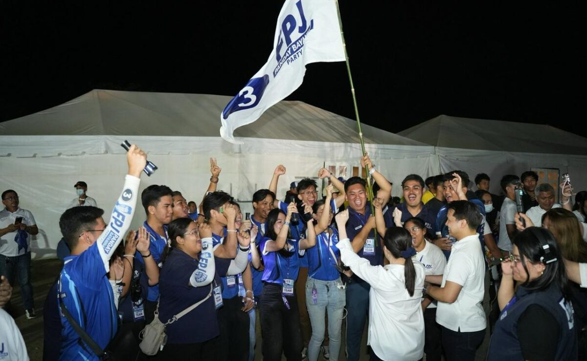 Senator Grace Poe and FPJ Panday Bayanihan First Nominee Brian Poe rally the FPJ Youth Volunteers backstage