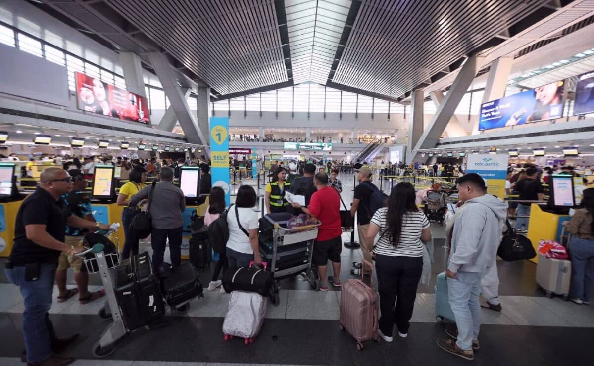 Departing passengers line up at the check-in counters of the Ninoy Aquino International Airport Terminal 3. Airport authorities expect at least 150,000 travelers to pass through NAIA during this year’s Holy Week. — File photo by Grig C. Montegrande