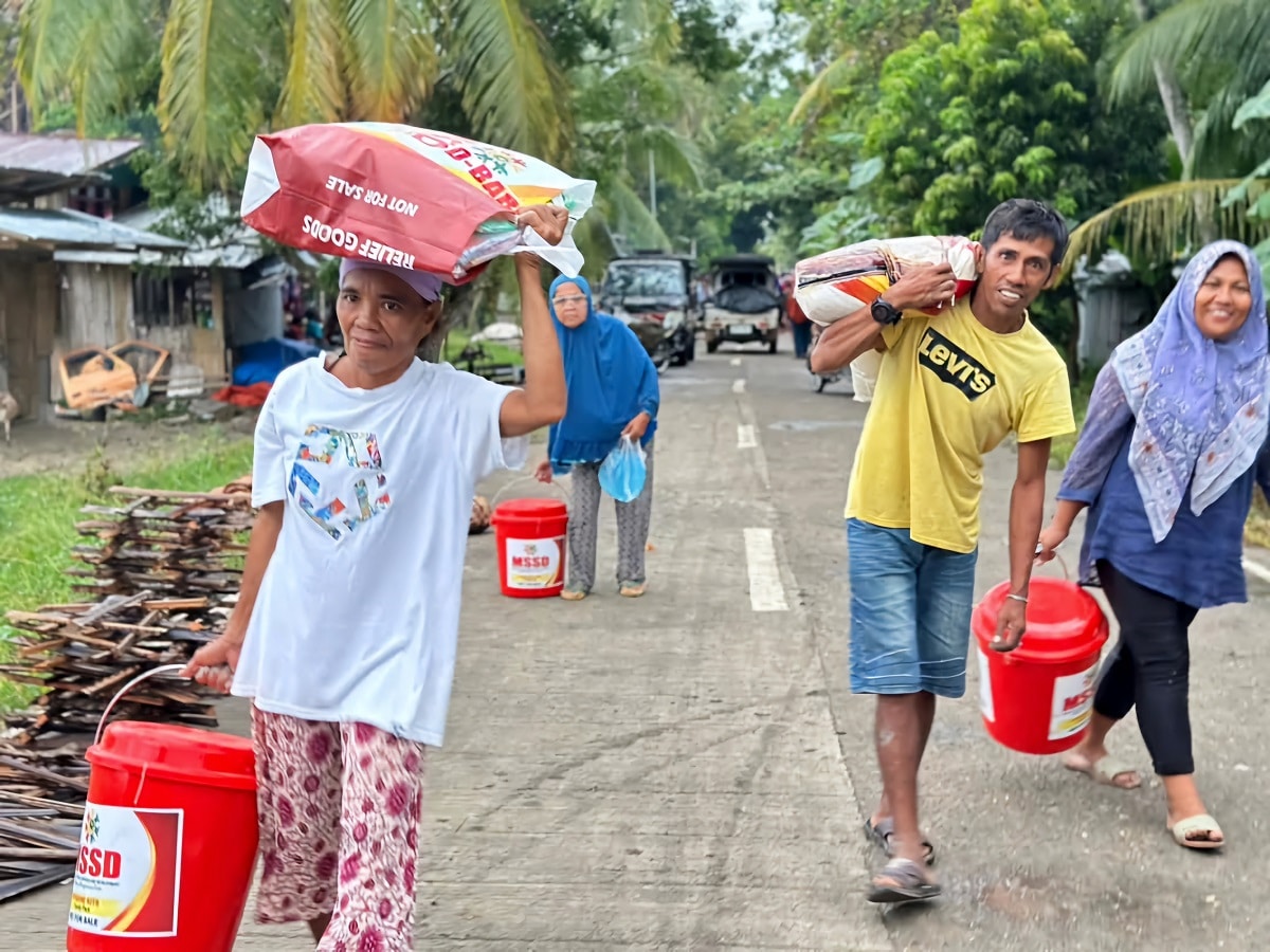 HOMEWARD BOUND Residents of Barangay Balong in Tugunan town in the Bangsamoro Special Geographic Area return to their village on Wednesday, carrying relief supplies provided by theMinistry of Social Services and Development (MSSD). They fled early this week following a clash among members of the Moro Islamic Liberation Front.