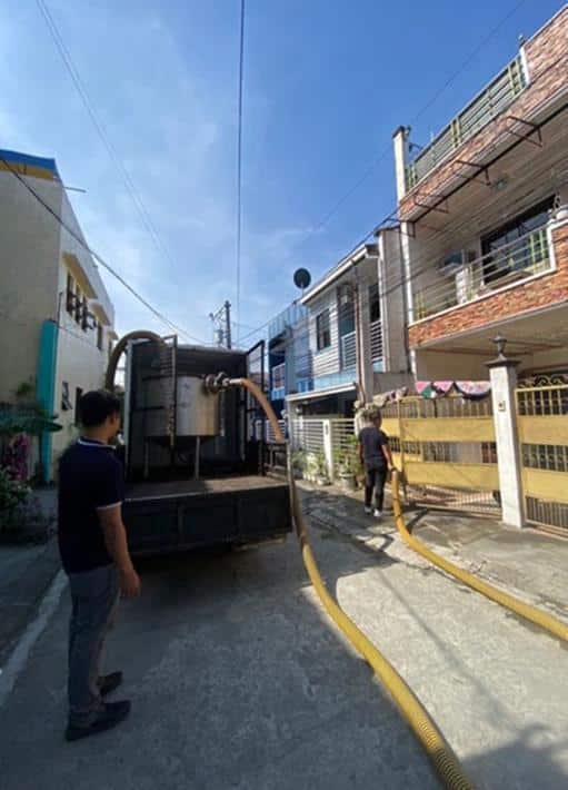 Ang first-ever utility model ng Manila Water na patentadong portable desludger ay na-deploy sa iba't ibang mga barangay kung saan ang mga hamon sa pag-access ay hadlangan ang kakayahan ng Manila Water na magsagawa ng mga karapat-dapat na serbisyo. Ang mga barangay na ito ay pangunahing matatagpuan sa mga lugar na may makitid na mga kalye at nakataas na terrains, na ginagawa silang hindi naa -access sa maginoo na desludging trucks.