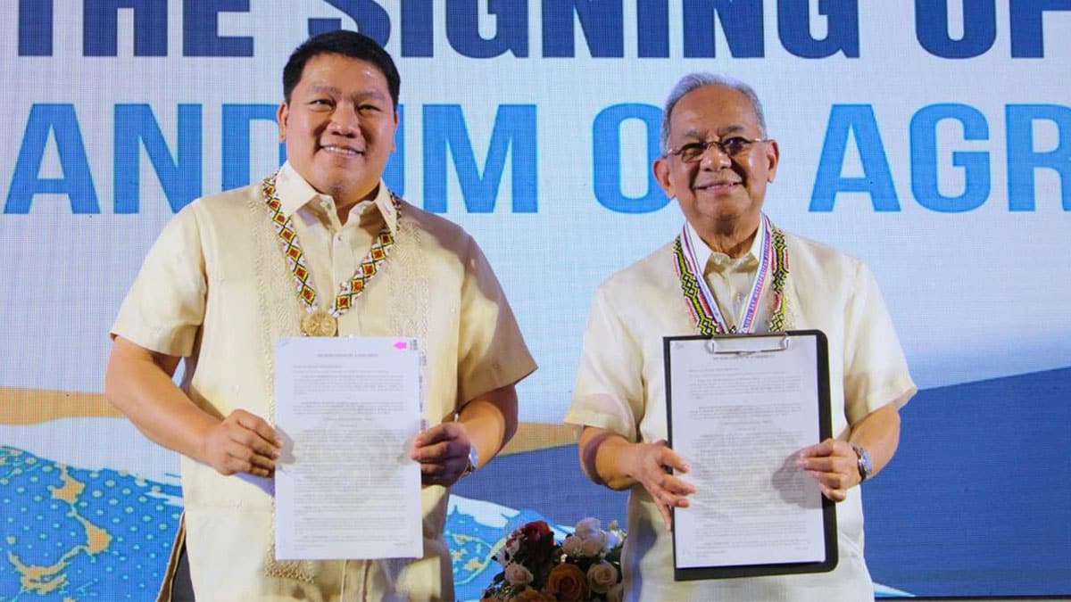 BOC Commissioner Bienvenido Rubio (left) and SBMA Chairman Eduardo Jose Alino show the agreement they signed. Photo courtesy of BOC
