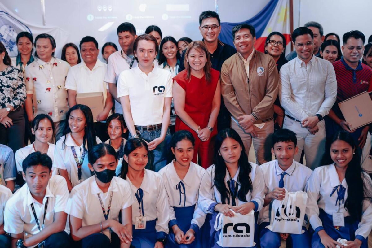 Gen Z Digital Advocate Bran Reluao leads tech rollout in remote Cebu classrooms